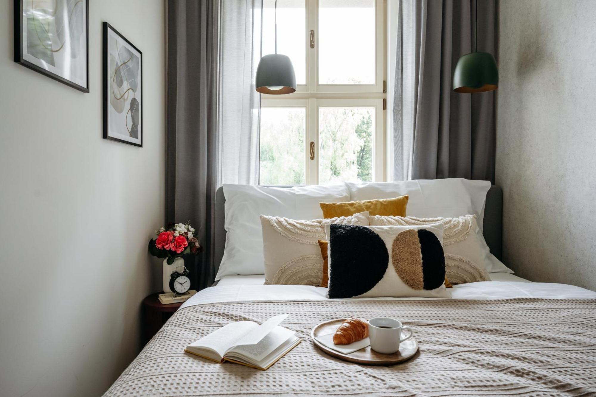Days - - Easy Access Praag